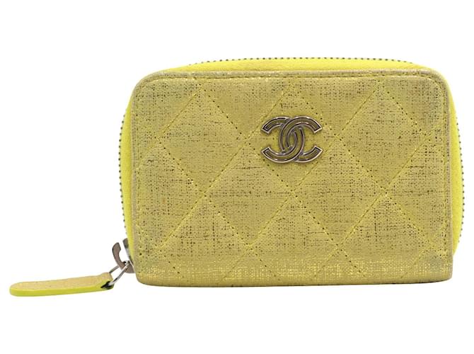 Chanel Irisierende gesteppte Geldbörse mit Reißverschluss aus gelbem Kaviarleder  ref.696108