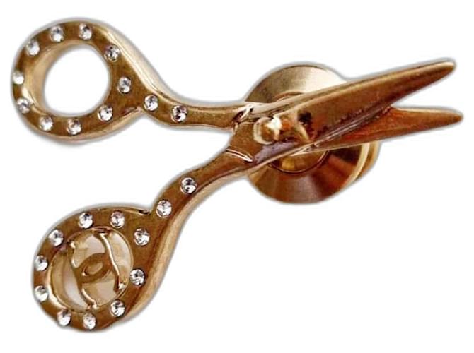 Chanel brooch in the shape of scissors Golden Metal  ref.697391