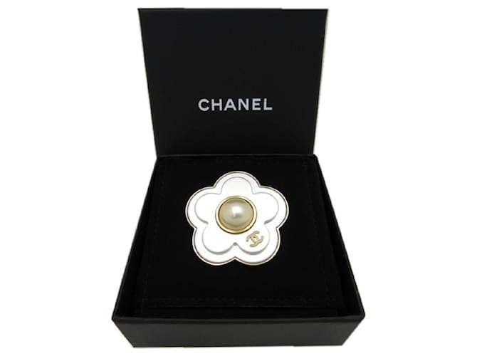 * Broche fleur de camélia CHANEL A18P Fausse Perle Blanc Or Clair Métal Doré  ref.699337
