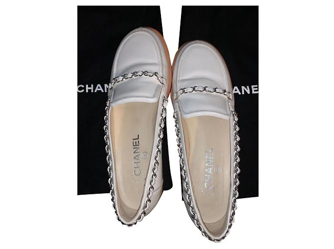 Chanel Sapatilhas de Couro Bege com Corrente Prateada 39