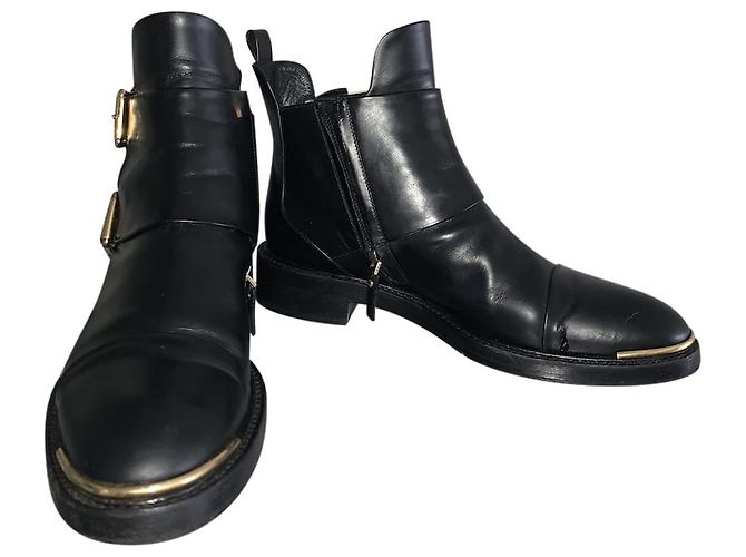Botas Louis Vuitton de couro preto com fivelas douradas Tamanho 38