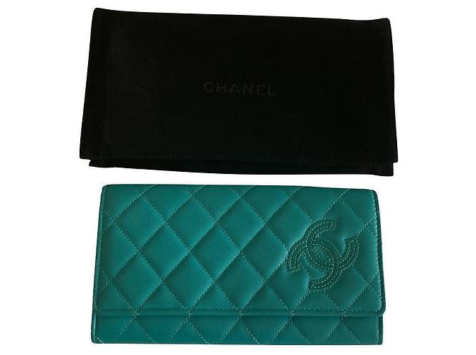 Carteira Chanel em couro verde