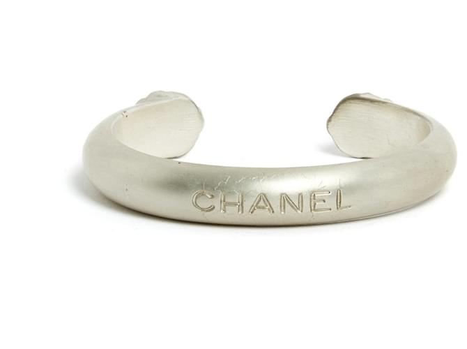 Chanel ENGRAVED MATT SILVER CUFF Silvery Metal  ref.702625