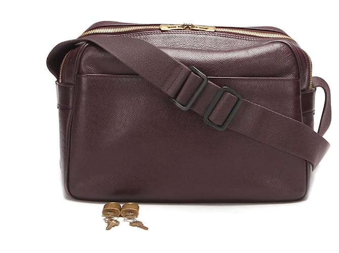 Louis Vuitton Taiga Reporter Messenger Bag Leather  ref.703182