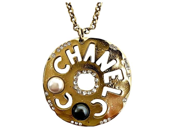 * Collar con placa perforada de Chanel Logo A19Un colgante accesorios de joyería Dorado Chapado en oro  ref.704335