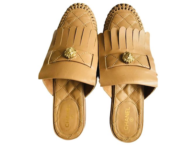 Mules Chanel em couro matelassê bege