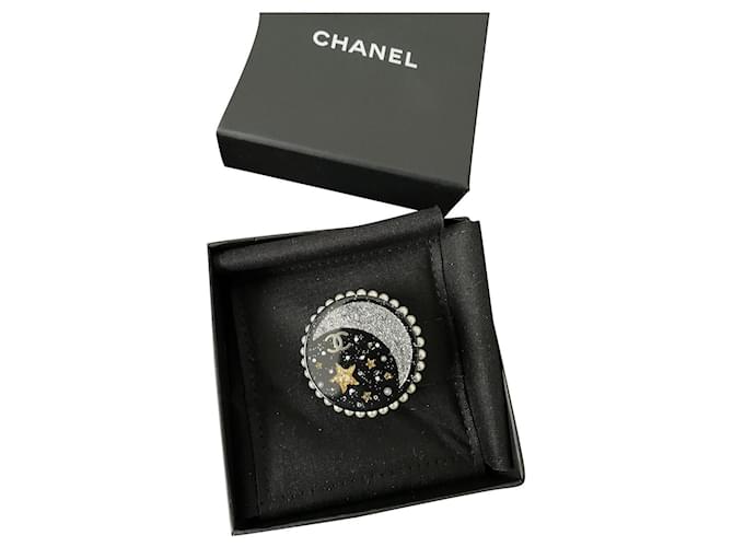 Chanel Alfinetes e broches Preto Plástico  ref.708043