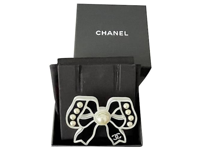 Chanel Alfinetes e broches Preto Plástico  ref.708044