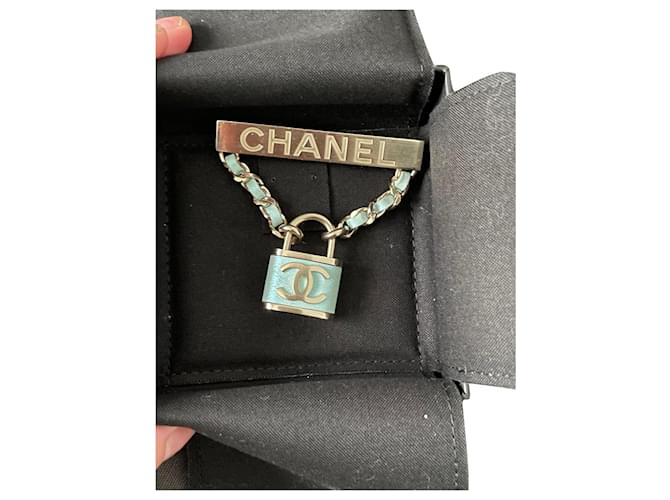 Chanel Alfileres y broches Azul claro Gold hardware Acero  ref.708046