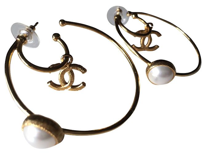 Chanel orecchini a cerchio CC e perle dorati Gold hardware