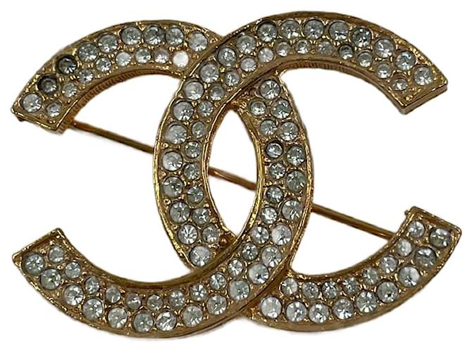 Spilla CC con strass Chanel color oro D'oro Metallo  ref.709024