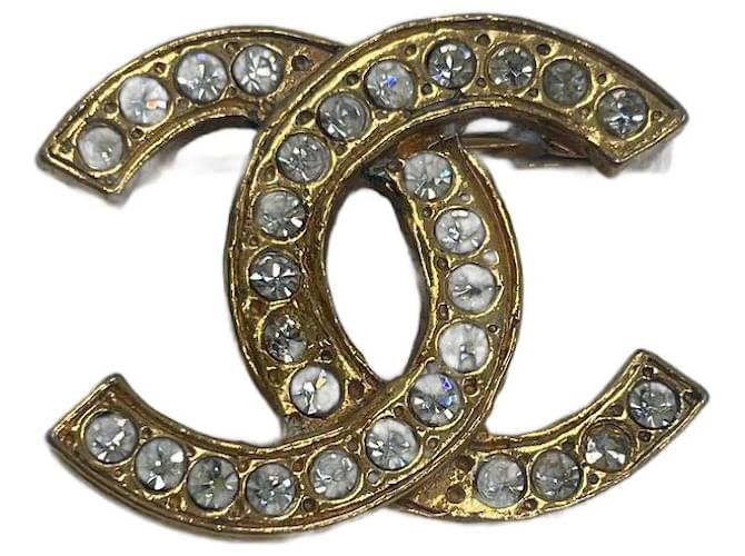 Broche CC de strass Chanel dourado Metal  ref.710304