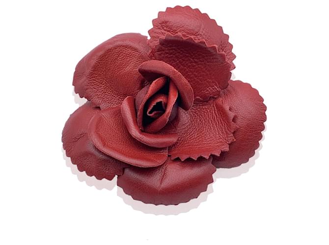 Chanel Broche de alfinete de flor de camélia de couro vermelho vintage  ref.711198