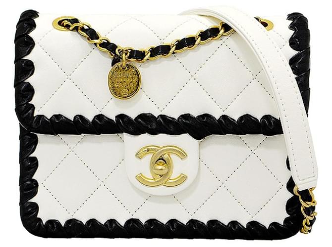 * Mini bolsa Chanel matelassê Preto Branco Pele de cordeiro  ref.712493