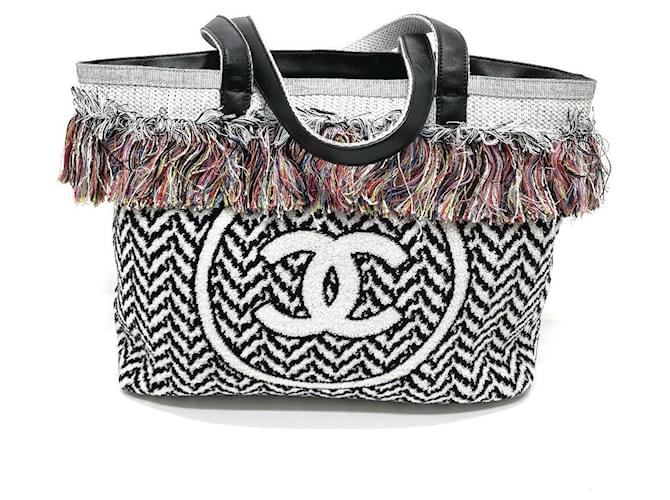 *Chanel CC marque ici sac de plage frange/sac cabas à bandoulière Cuir Noir Argenté Blanc  ref.712497