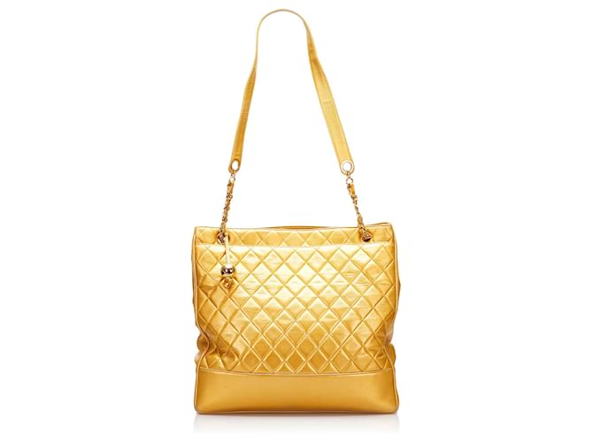 Bolsa acolchoada vintage dourada Chanel Dourado Couro Bezerro-como bezerro  ref.712654