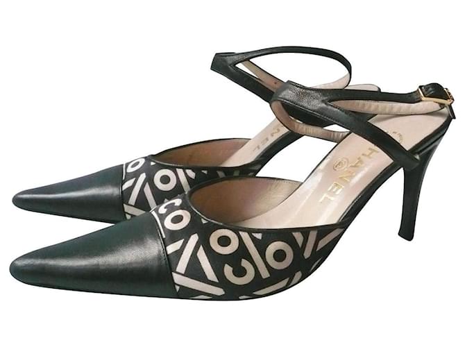 Sapatos bimatéria CHANEL em couro e tecido com monograma Coco T37,5 ISTO; b.E Preto  ref.712675