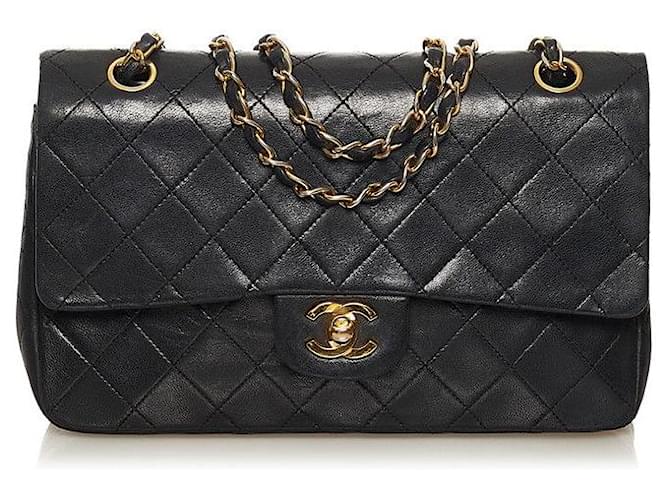 Chanel Bolso mediano con solapa forrado clásico negro Piel de cordero  ref.712946