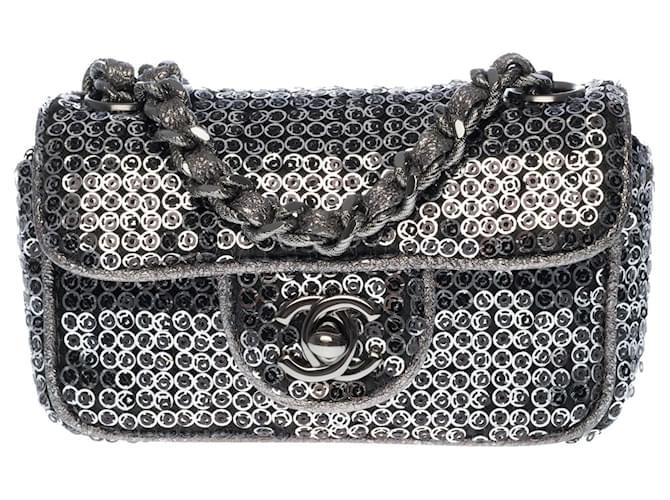 Timeless Mini bolsa com aba Chanel, edição limitada, em micro lantejoulas bordadas em prata Sintético  ref.713789