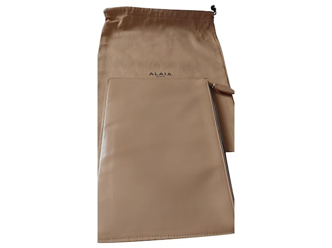 Alaïa Clutch bags Beige Patent leather  ref.714516