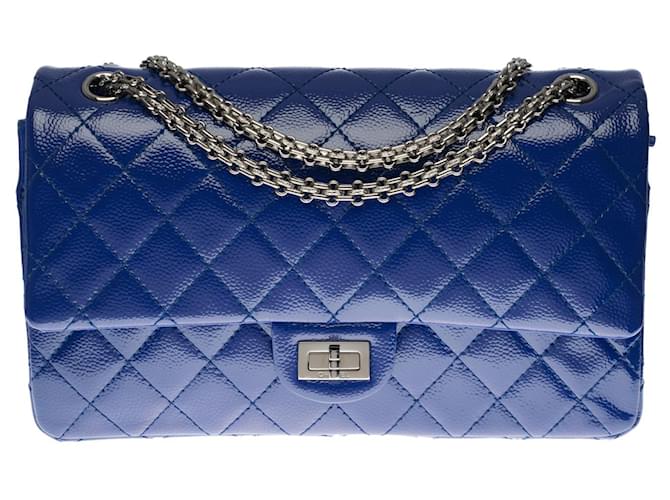 Bolsa esplêndida Chanel 2.55 Couro envernizado acolchoado azul elétrico clássico (com reflexo roxo)  ref.715301