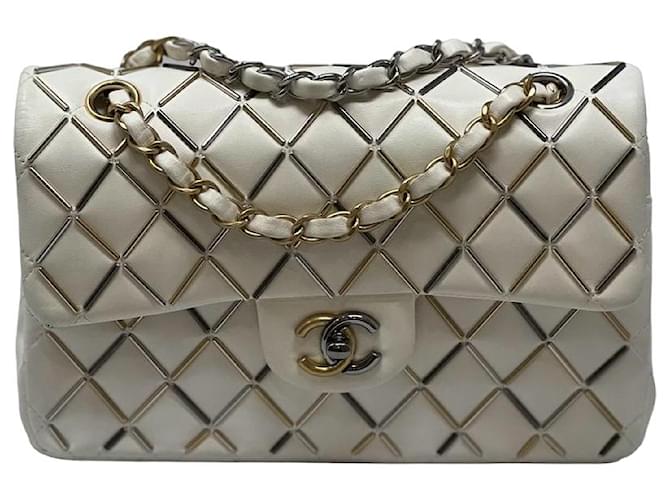 Timeless Chanel Handbags White Eggshell Leather  ref.715326