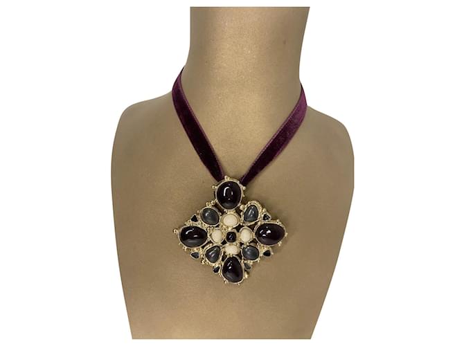 Chanel pendant necklace, Costume Jewellery Eggshell Dark grey Ebony Dark green Dark purple Metal  ref.715502