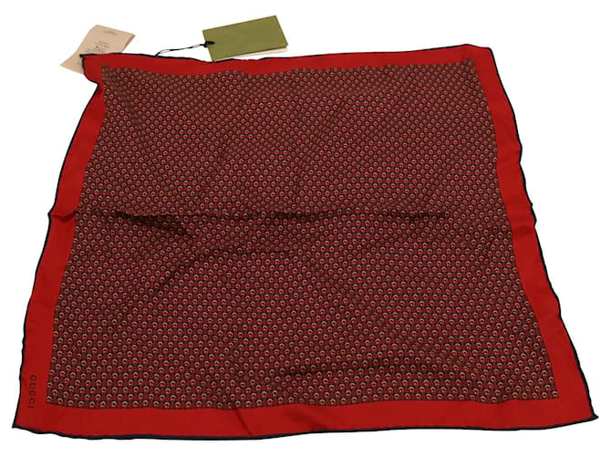 Lenço quadrado de bolso com estampa de monograma Gucci em seda vermelha  ref.715851