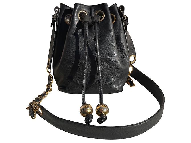 Superba borsa a secchiello Chanel Bucket Gabrielle in pelle di caviale nero.