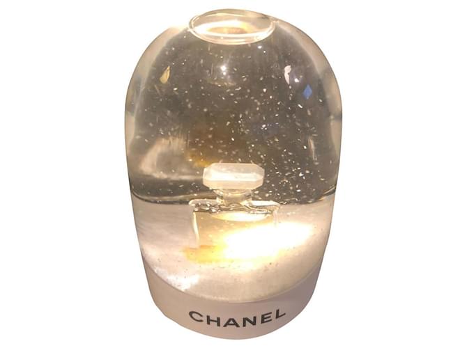Chanel Boule à neige Blanc  ref.716747
