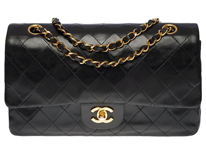 A cobiçada bolsa Chanel Timeless Medium 25 cm com aba forrada em pele de cordeiro acolchoada preta Preto Couro  ref.717106