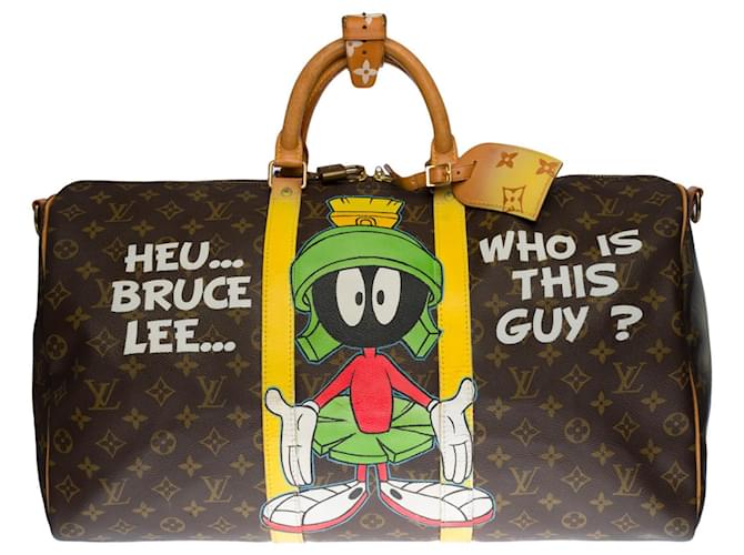 Eccezionale borsa da viaggio Louis Vuitton Keepall 50 cm in tela monogram marrone e pelle naturale personalizzata "Bruce Lee non è morto" dell'artista di Street Art PatBo  ref.717335