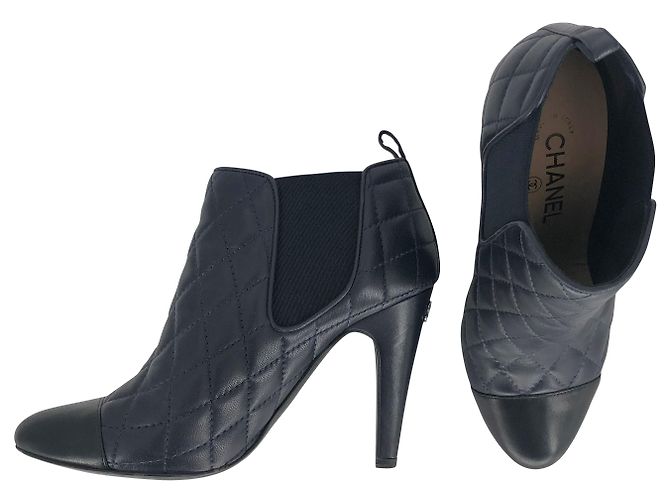 Timeless Botines Chanel en piel acolchada azul marino