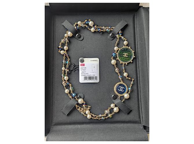 Chanel CC A19C La Pausa Logo etichetta della scatola lunga collana di perle colorate Multicolore Metallo  ref.724382