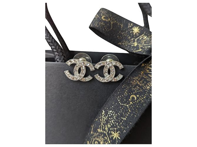 Chanel CC 17Eine Box mit Logo Classic Crystal Silver Hardware-Ohrringen Silber