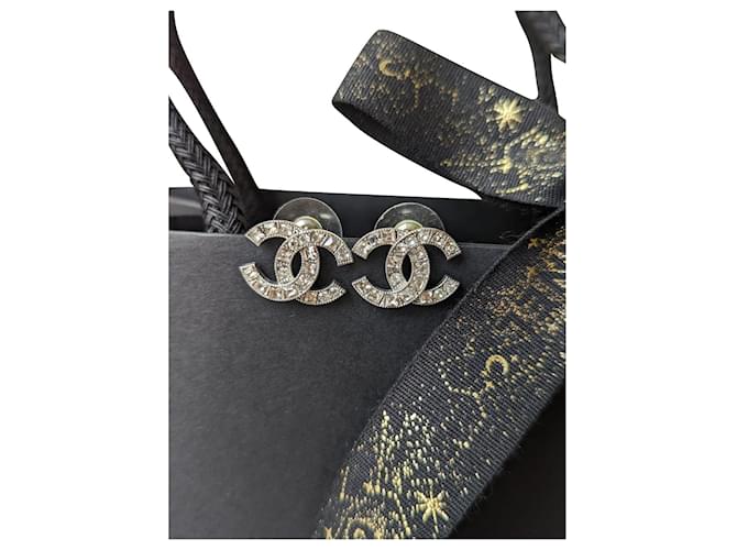 Chanel CC 17Una scatola di orecchini hardware in cristallo argento classico con logo Metallo  ref.724419