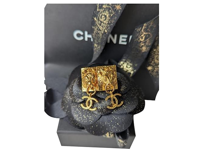Chanel CC G22Carte de boîte de boucles d'oreilles A Lion Logo GHW Coco Mark Métal Doré  ref.724485