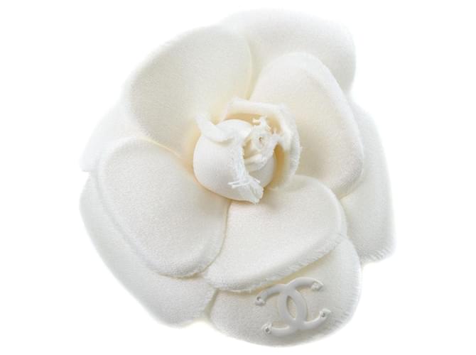 Chanel Camellia White Silk ref.724610 - Joli Closet