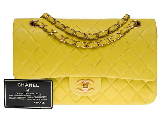 A icônica bolsa média "Must Have" Chanel Timeless 25 cm Edição limitada bicolor com aba forrada em pele de cordeiro acolchoada amarela Amarelo Couro  ref.725989