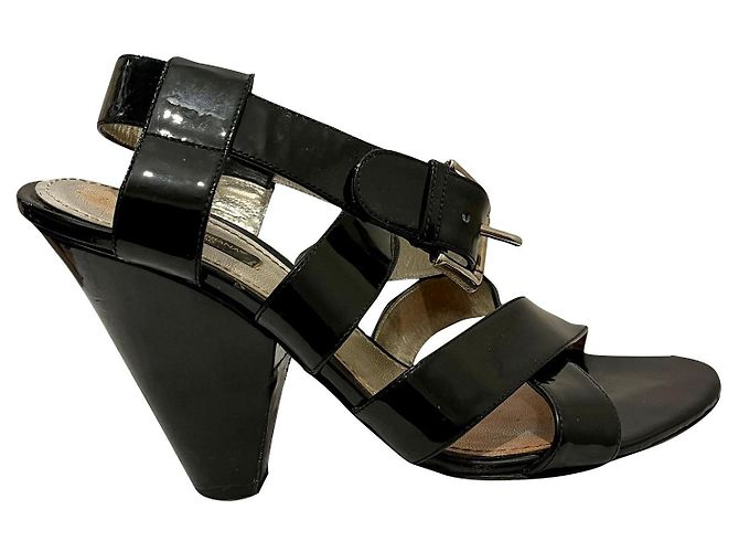 Sandalias de charol negro con hebilla de marca de Dolce & Gabbana