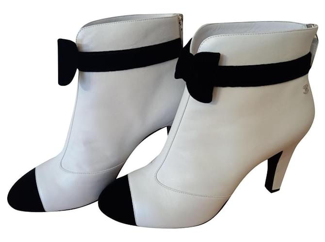Chanel ankle boots Nero Bianco Pelle  ref.726973