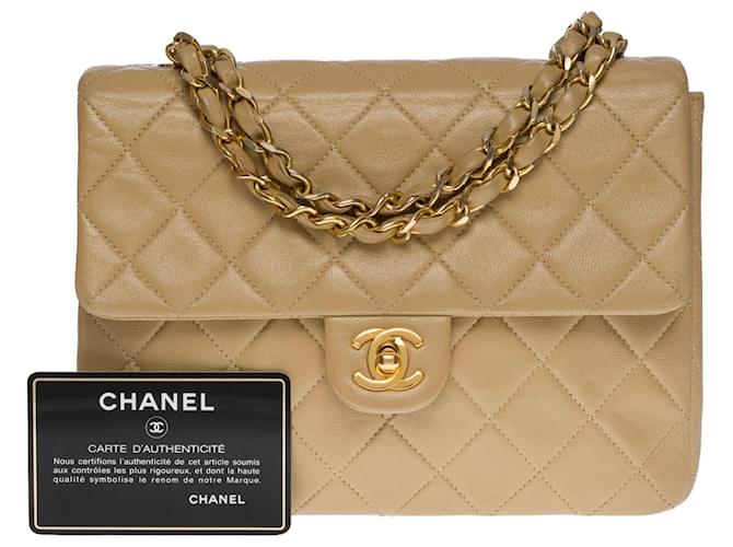 Bolsa com aba quadrada esplêndida Chanel Mini Timeless em pele de cordeiro acolchoada bege, Couro  ref.727316