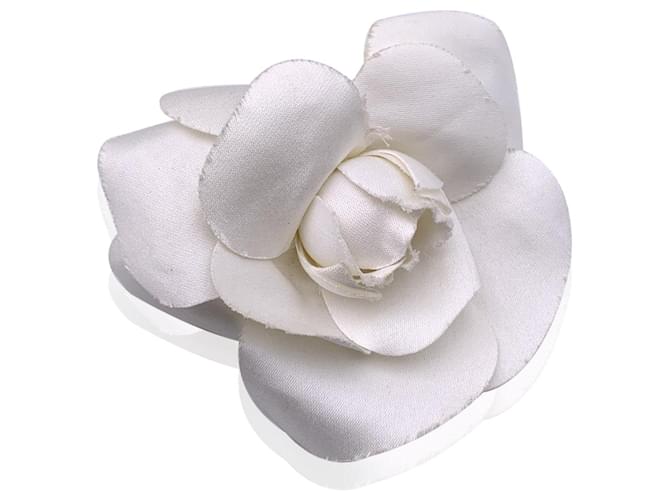 Chanel White Fabric Camelia Flower Camellia Pin Brooch with Box Cloth  ref.730346 - Joli Closet
