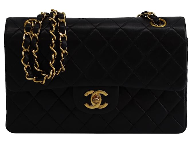 Timeless Bolsa de ombro com aba forrada clássica Chanel em couro acolchoado preto  ref.730613