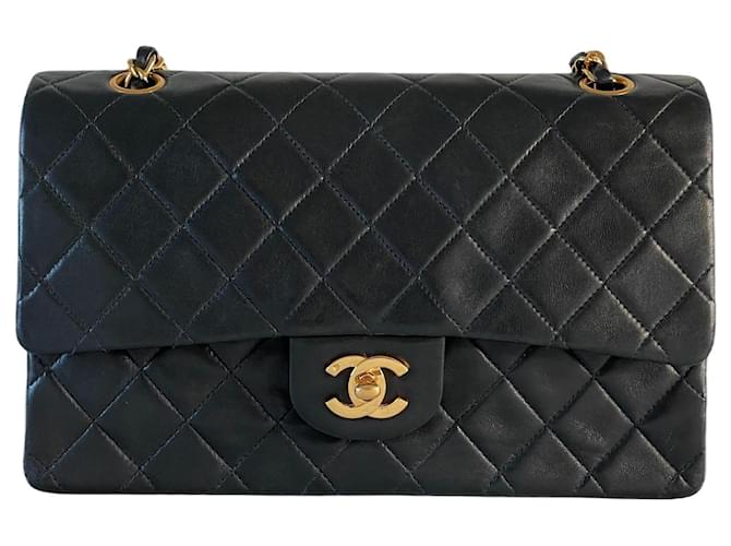Chanel classique rabat doublé en cuir d'agneau moyen matériel doré intemporel vintage noir  ref.730823