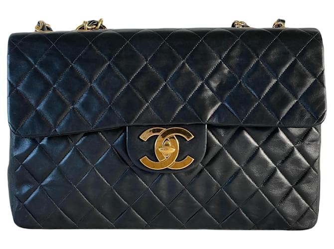 Chanel classique simple rabat jumbo maxi cuir d'agneau matériel doré intemporel vintage noir  ref.730827