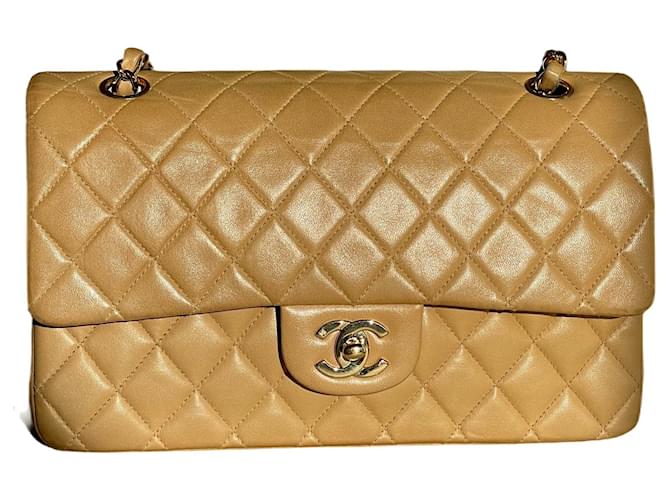 Timeless Chanel clássico aba forrada ferragens douradas em pele de cordeiro atemporal bege vintage Couro  ref.730833