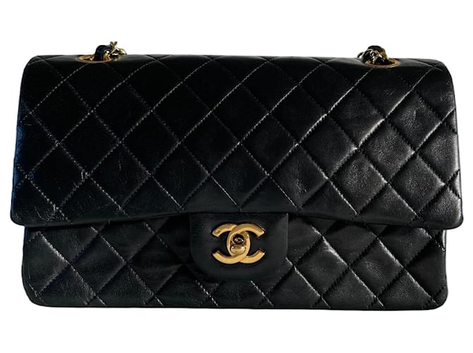Timeless Chanel clásica solapa forrada mediana piel de cordero herrajes dorados atemporal negro vintage Cuero  ref.730835