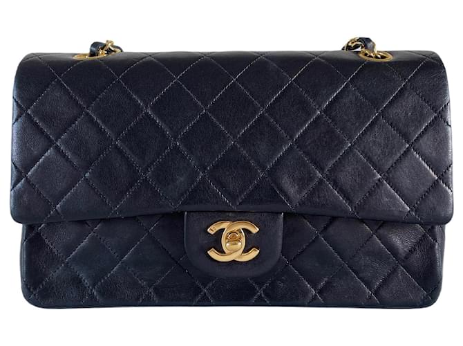 Chanel classique rabat doublé en cuir d'agneau moyen matériel doré intemporel vintage noir  ref.730847