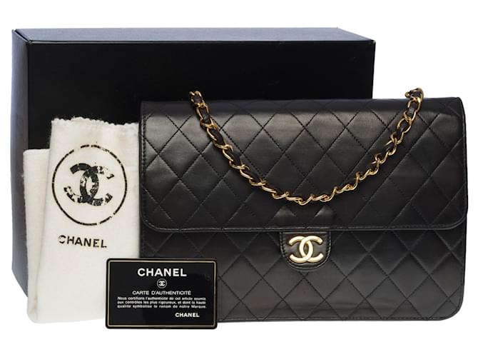 Timeless Very chic Chanel Pochette Classique Medium flap bag in black  quilted lambskin, Leather ref.733073 - Joli Closet